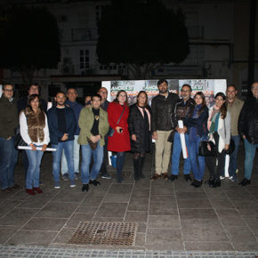Ciudadanos San Fernando arranca la campaña con la pegada de carteles en la Plaza del Rey. Ciudadanos San Fernando arranca la campaña con la pegada de carteles en la Plaza del Rey.