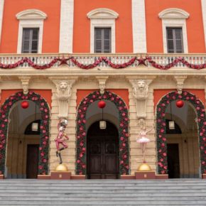 Comienzan las visitas para poder disfrutar de la decoración navideña del edificio consistorial y así dinamizar el centro de la ciudad